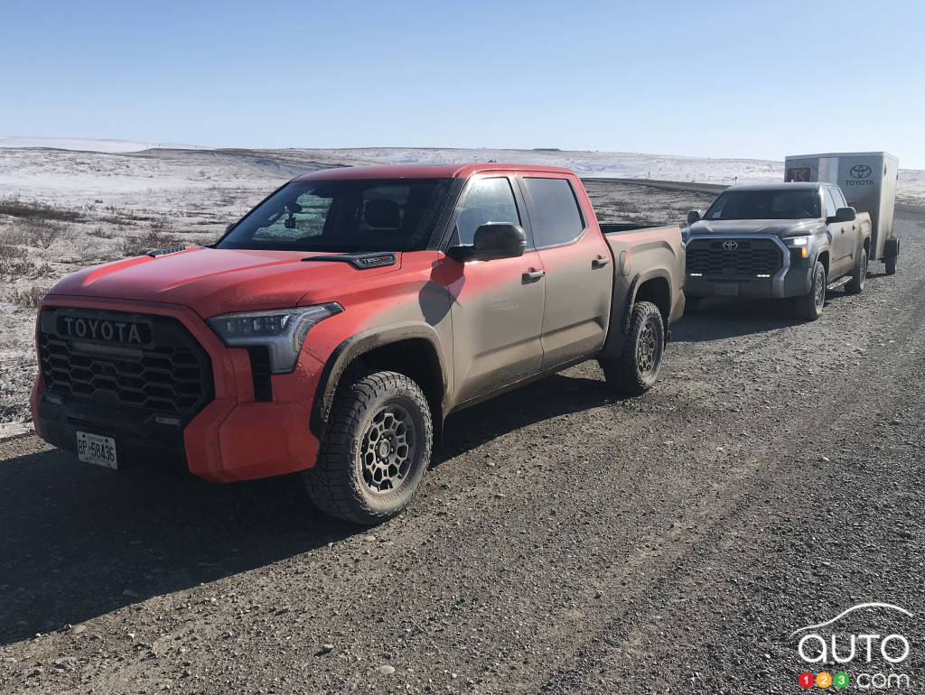 Les Toyota Tundra 2022 sur l'autoroute Dempster